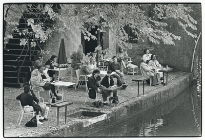 109311 Afbeelding van een terrasje op de werf aan de Oudegracht te Utrecht.